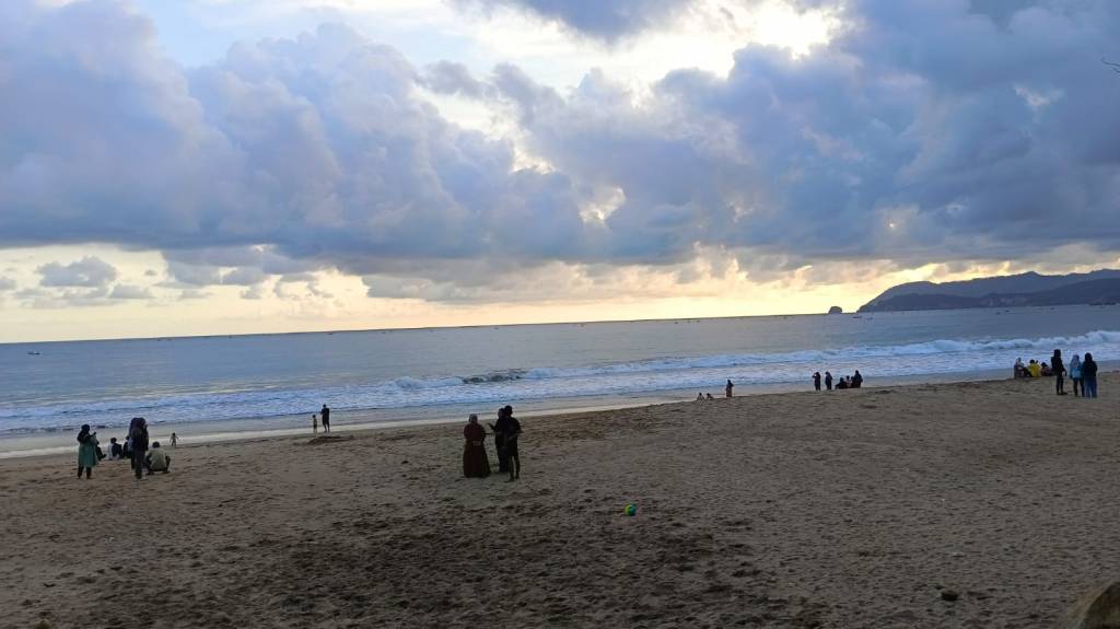 Sejumlah Destinasi Pantai di Pacitan Ramai Pengunjung di Momen Libur&nbsp;Lebaran
