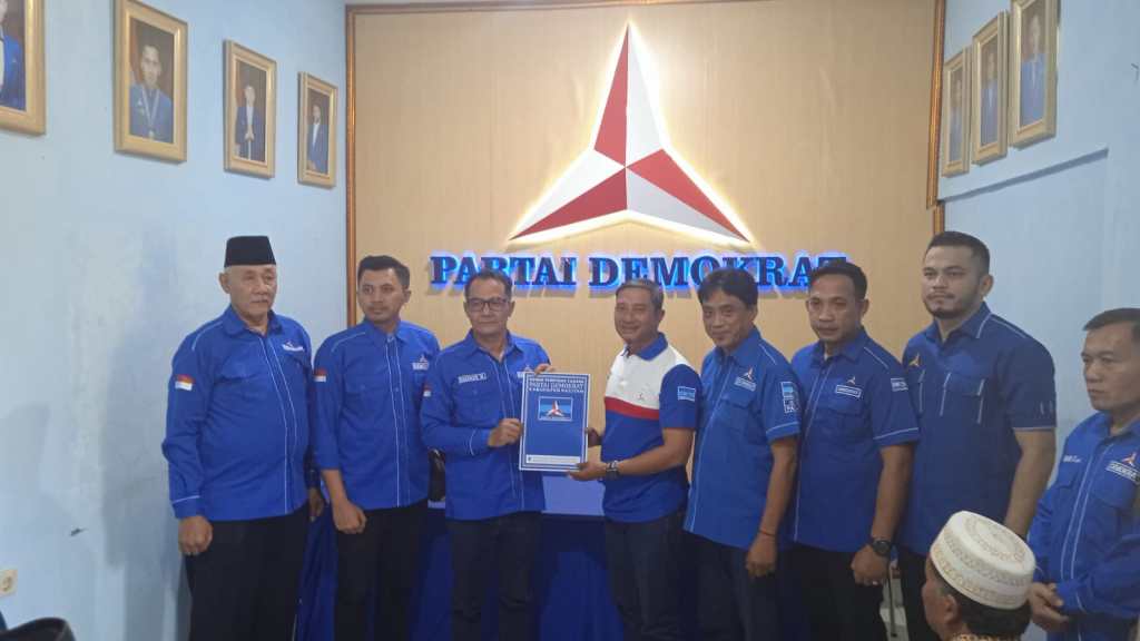 Jumat Keramat, Rakhman Kembalikan Berkas Pendaftaran Bacawabup Pacitan Didampingi Koalisi Parpol