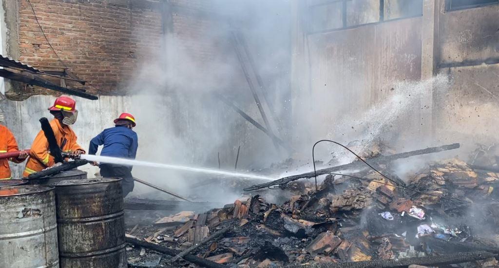 Diduga Korsleting, Gudang Sembako di Pacitan Dilalap Api