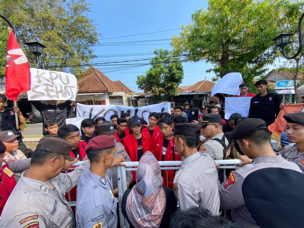 Massa GMNI Gelar Aksi Protes ke KPU Rencana Launching Pilkada&nbsp;Pacitan