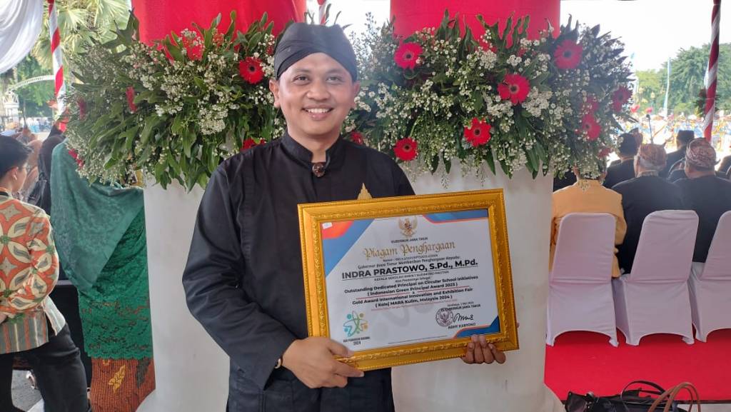 Selamat, Kepala SMKN I Sudimoro Sabet Penghargaan dari Gubernur Saat&nbsp;Hardiknas