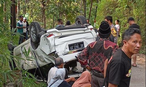 Rem Mobil Blong, Avanza Terguling di Jalur Tegalombo-Tulakan