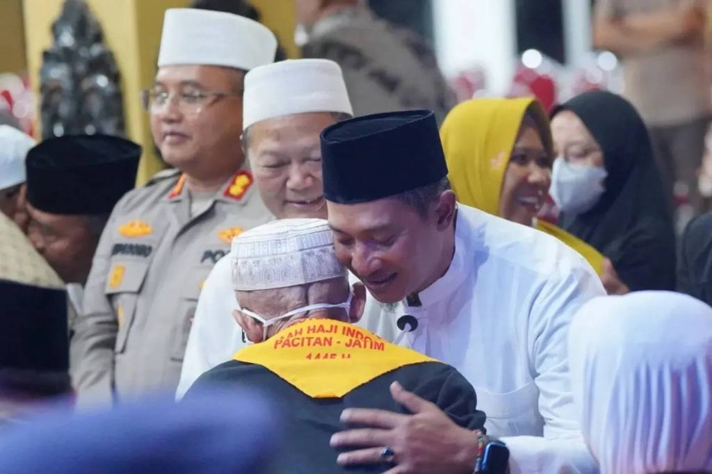 Tangis Haru Warnai Kepulangan 305 Jemaah Haji Asal&nbsp;Pacitan