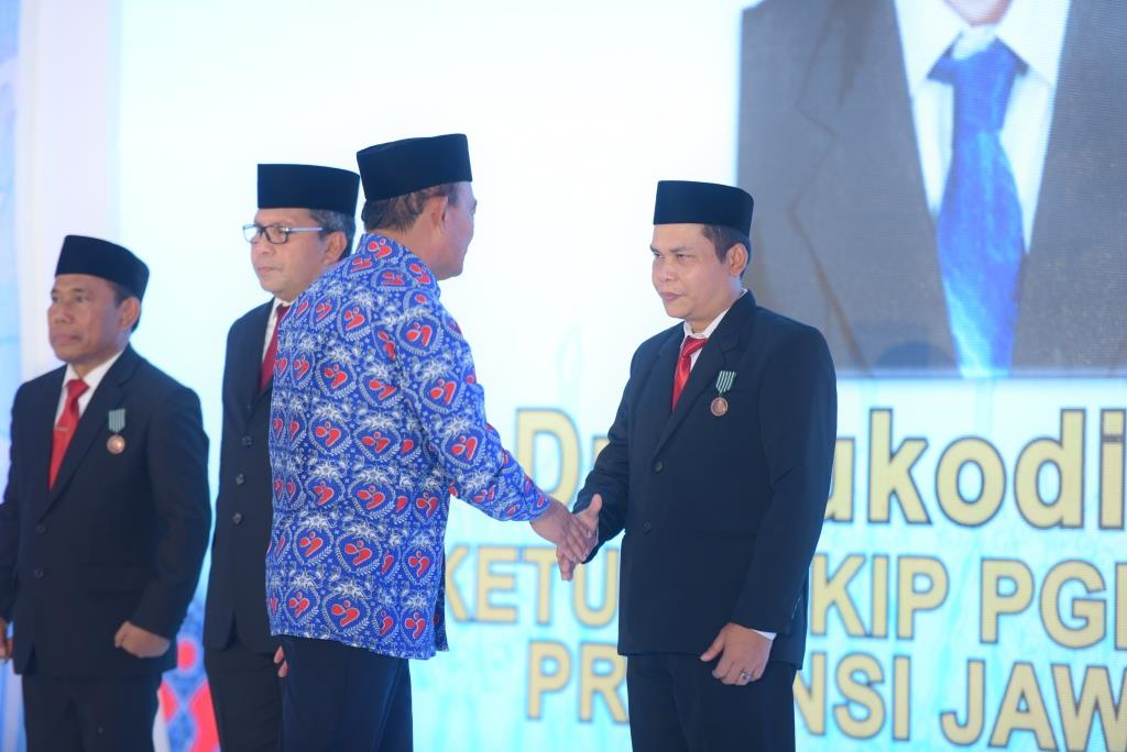 Mantap, Ketua STKIP PGRI Pacitan Terima Anugerah Satyalancana Wira Karya 2024 dari Presiden&nbsp;RI