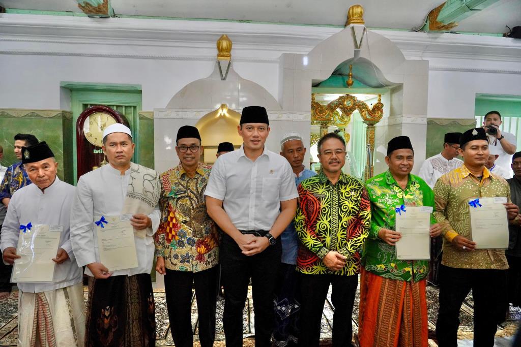 Berdiri sejak Tahun 1.500-an, Masjid Sunan Giri di Gresik Akhirnya Punya Sertipikat yang Diserahkan Langsung Menteri AHY