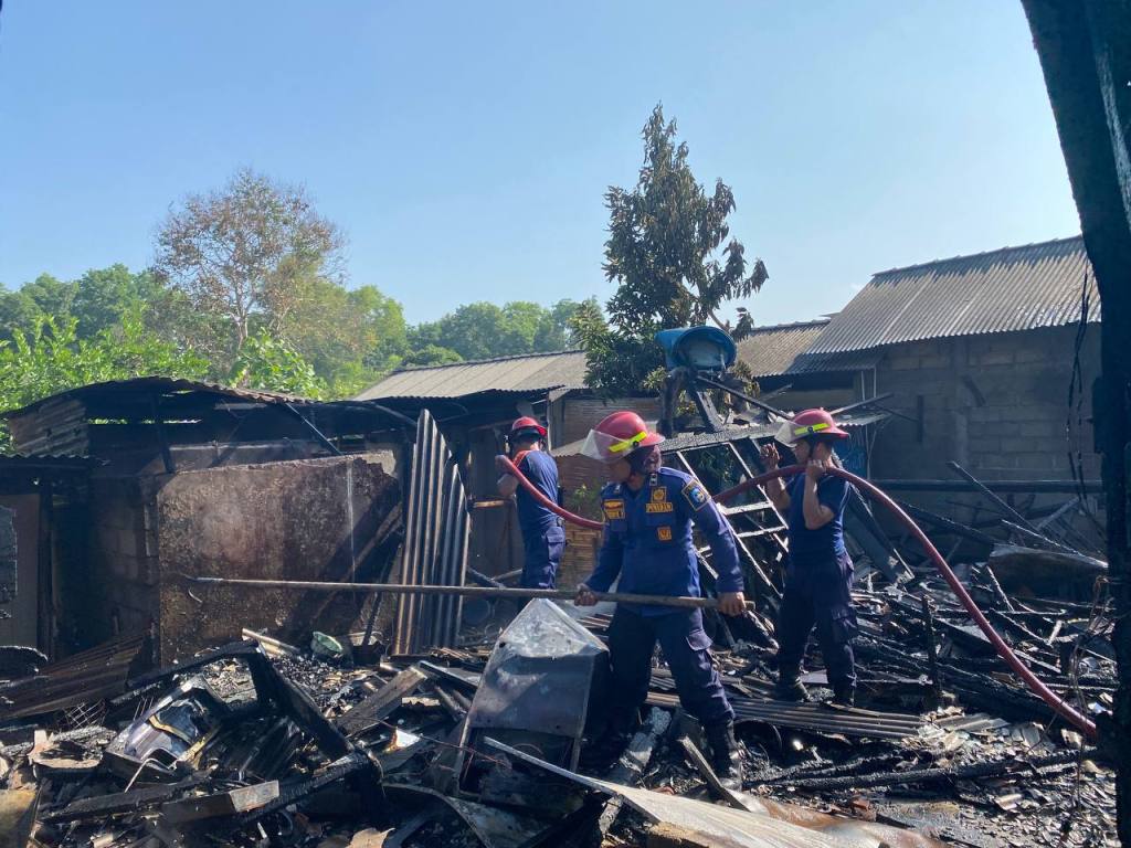 Tiga Ruko di Kawasan Pantai Teleng Ria Ludes Dilalap Api, Kerugian Capai Rp200 Juta