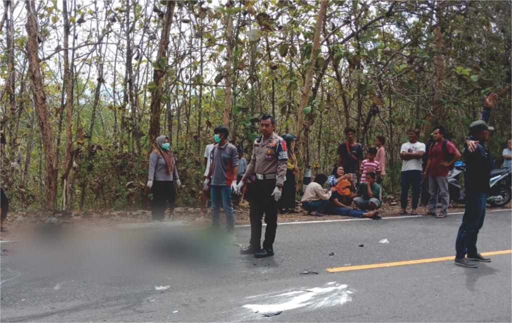 Bermain HP Saat Berkendara, Seorang Perempuan Tertabrak Truk dan Meninggal di&nbsp;TKP