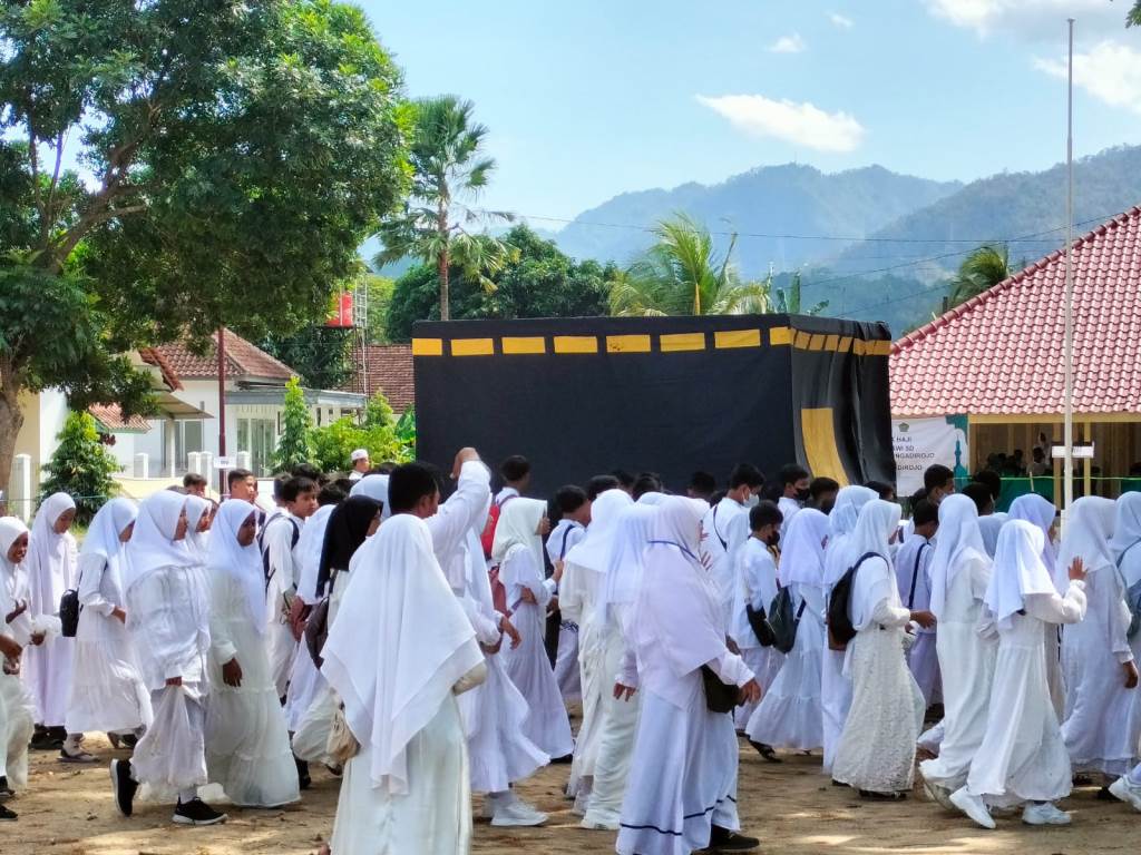 Ratusan Anak Sekolah di Ngadirojo Ikuti Praktik Manasik&nbsp;Haji